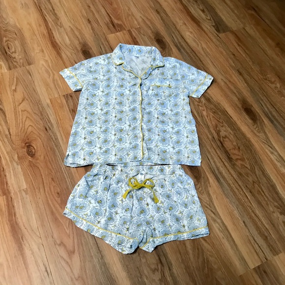 Old Navy Other - Summer Floral pajama set! 🫶🏼 ❤️ Shorts and short-sleeved pajamas size small